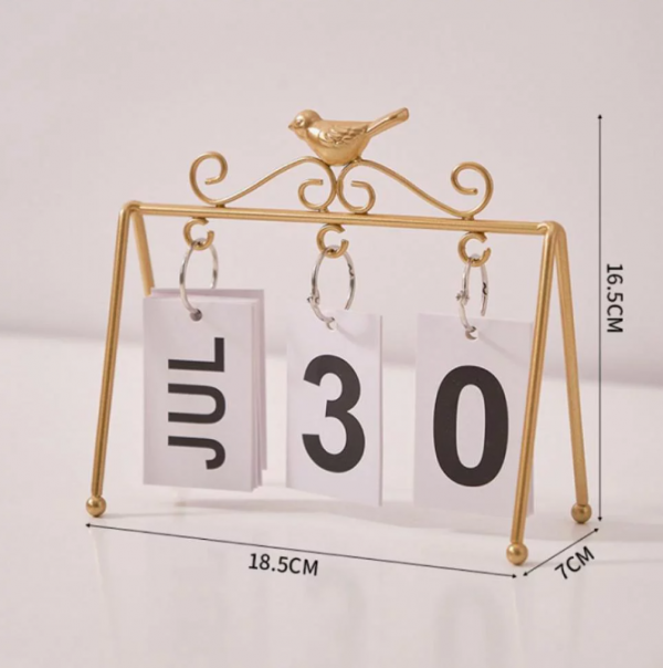 Kalender meja dengan tampilan minimalis dan aksen emas